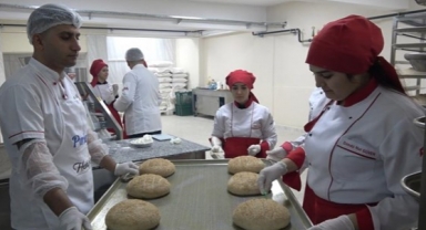 Öğrenciler üretim için fırının başına geçti: 6 dakikada 300 ekmek