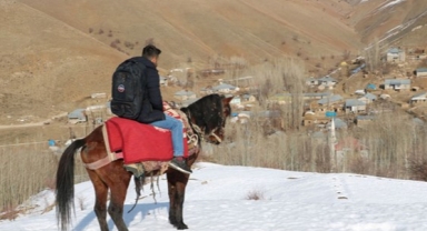 Öğretmen, ders verdiği okula atla gidiyor