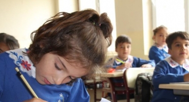 Bu okulda hala 'mavi önlük' geleneği sürdürülüyor
