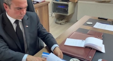 İlköğretim ve liseyi okuduğu okulda müdürlük yapıyor