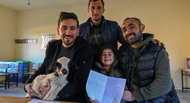 Okulun tek öğrencisi Zilan, ilk karnesini aldı