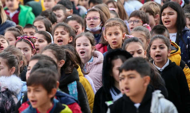 İzmir'de öğrenciler için ders zili çaldı
