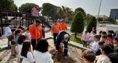 Çeşme’de okul bahçeleri meyve bahçesine dönüşüyor