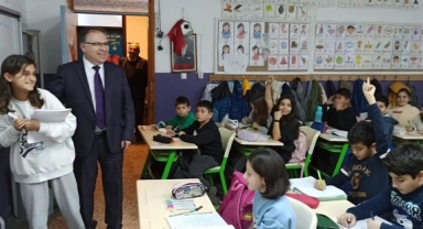 Foça Kaymakamı Türköz, birleştirilen okulları ziyaret ediyor.