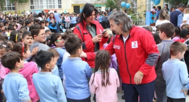 Bayraklı Kızılay otizm gününde özel öğrencileri sevindirdi