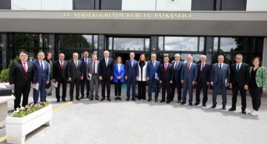 EÜ’ye 9 bayrak 3 nişan
