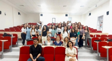 Ebelik öğrencilerine hamilelikte diş sağlığı eğitimi verildi