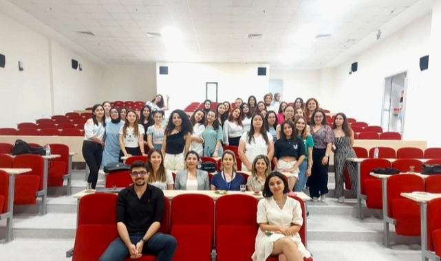 Ebelik öğrencilerine hamilelikte diş sağlığı eğitimi verildi