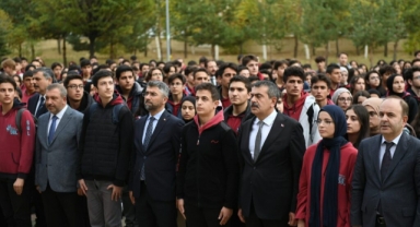 Bakan Tekin öğrencilerle Filistin için saygı duruşunda