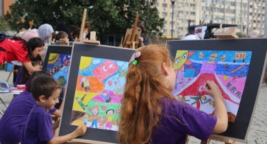 Canlı Performans Resim Etkinliği Konak Meydanı'nda Gerçekleştirildi