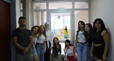Egeli öğrenciler bina kapılarına vitrayla renk kattı