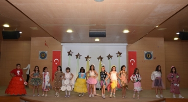 İlkokul öğrencileri atıklardan yaptıkları kıyafetlerle podyuma çıktı