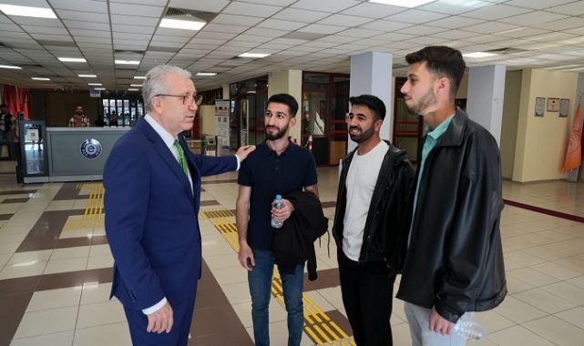 Rektör Budak sınav haftasında öğrencilerle buluştu