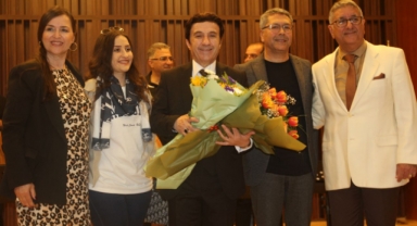 Şafak, Ege Üniversitesinde kulakların pasını sildi