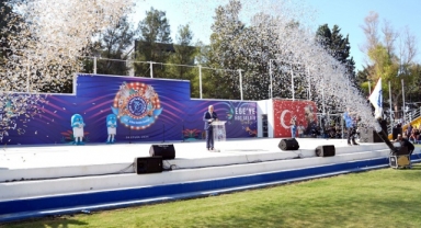 Ege Üniversitesi’nden yeni öğrencilere coşkulu karşılama