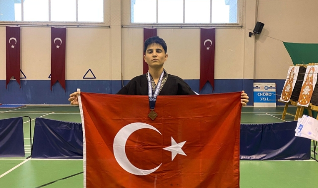 İzmirli Öğrenciden Dünya Arenasında Çifte Bronz