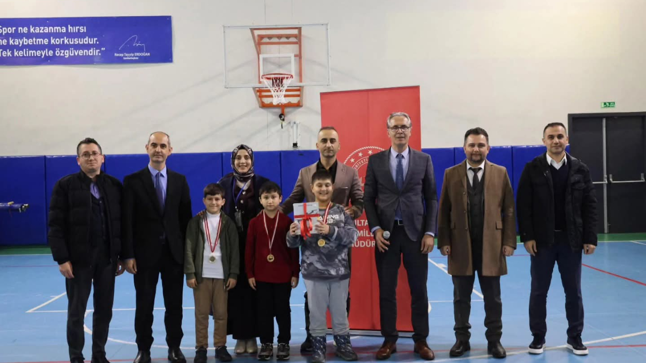 Sultanbeyli’de Kağıt Uçaklar En Uzağa Uçmak İçin Yarıştı