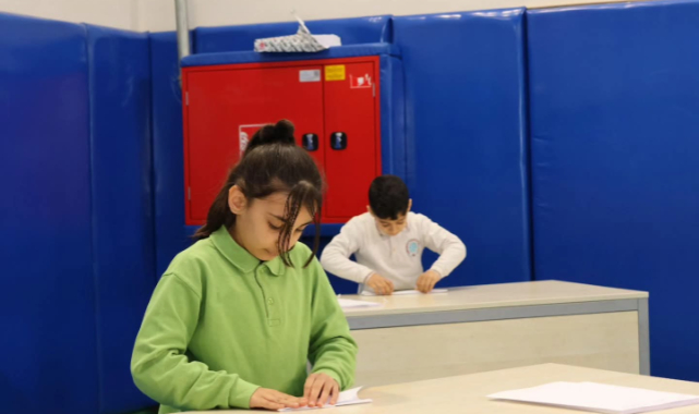 Sultanbeyli’de Kağıt Uçaklar En Uzağa Uçmak İçin Yarıştı