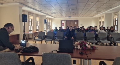 Akademisyenler kariyer planlaması yapan öğrencilere yol gösteriyor.*