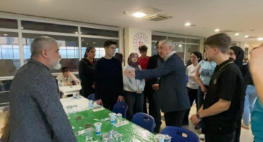 İzmir’de Gelenek ve Gönül Sofrası: Genç Kemankeşler ile Yazarlar İftarda Buluştu