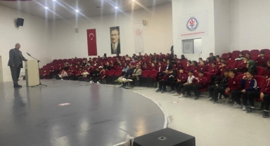TÜBİTAK Bilim Söyleşileri kapsamında, Şehit Öğretmen Mehmet Ali Durak Ortaokulu akademik bir buluşmaya ev sahipliği yaptı. 