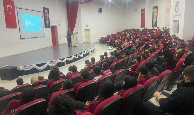 TÜBİTAK Bilim Söyleşileri kapsamında, Şehit Öğretmen Mehmet Ali Durak Ortaokulu akademik bir buluşmaya ev sahipliği yaptı. 