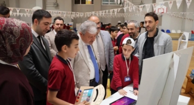 “Genç Mucitler Sahnede: Bilim Fuarı Kapılarını Açtı”
