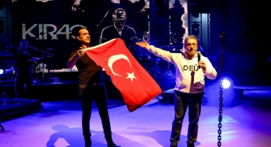 Türk Bayrağı Açıldı, Alkışlar Yükseldi
