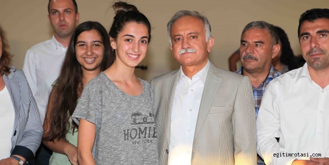 Bayraklı Belediyesi’nden öğrencilere tercih desteği