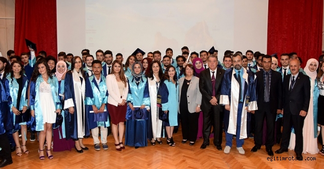 Bergama Myo’da Coşkulu Mezuniyet Kutlaması