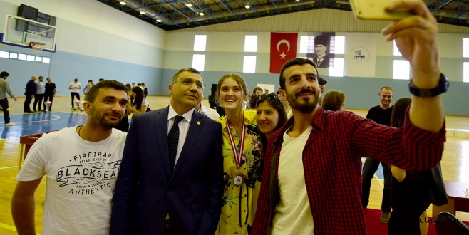 Deü’nün Şampiyonları Ödüllerini Aldı
