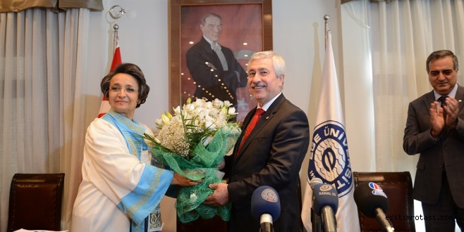 Ege’nin 13. Rektörü Prof. Dr. Cüneyt Hoşcoşkun görevi devir aldı