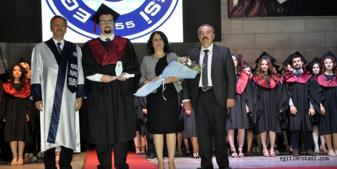 Ege Üniversitesi’nden mezun olan 360 hekim şifa dağıtacak