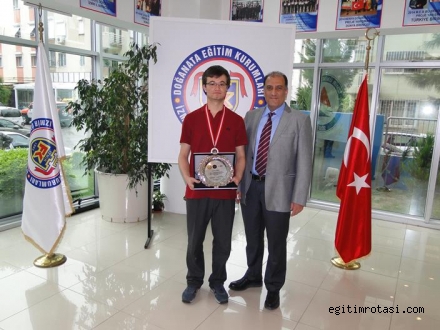 Eray Ünsal Atay Matematikte Hong Kongta tarih yazdı.