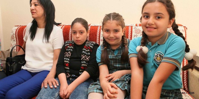 Harçlıklarını biriktirip tekerlekli sandalye aldılar