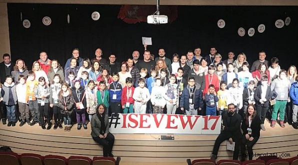 İZMİR SEV’İN TEKNOLOJİ ATÖLYELERİ İKİ KUŞAĞI BULUŞTURDU