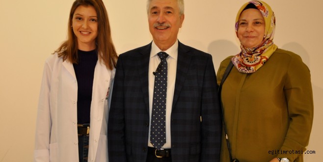 Kızının önlüğünü Prof. Dr. Cüneyt Hoşcoşkun giydirdi