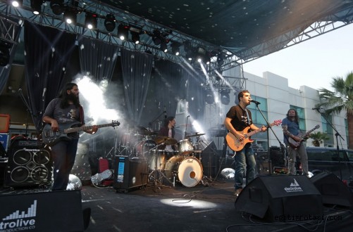 Rockçı profesörden öğrencilerine konser