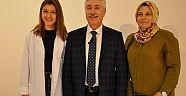 Kızının önlüğünü Prof. Dr. Cüneyt Hoşcoşkun giydirdi