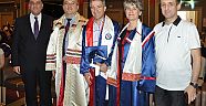 Veysi Kubba yüksek lisans cübbesini giydi