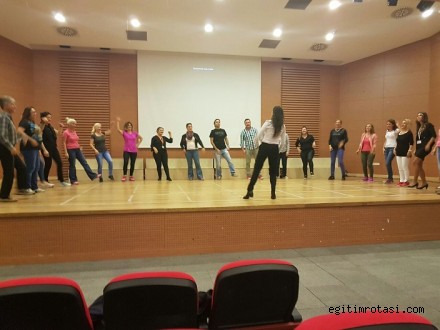 Veliler çocuklarının sıralarında..